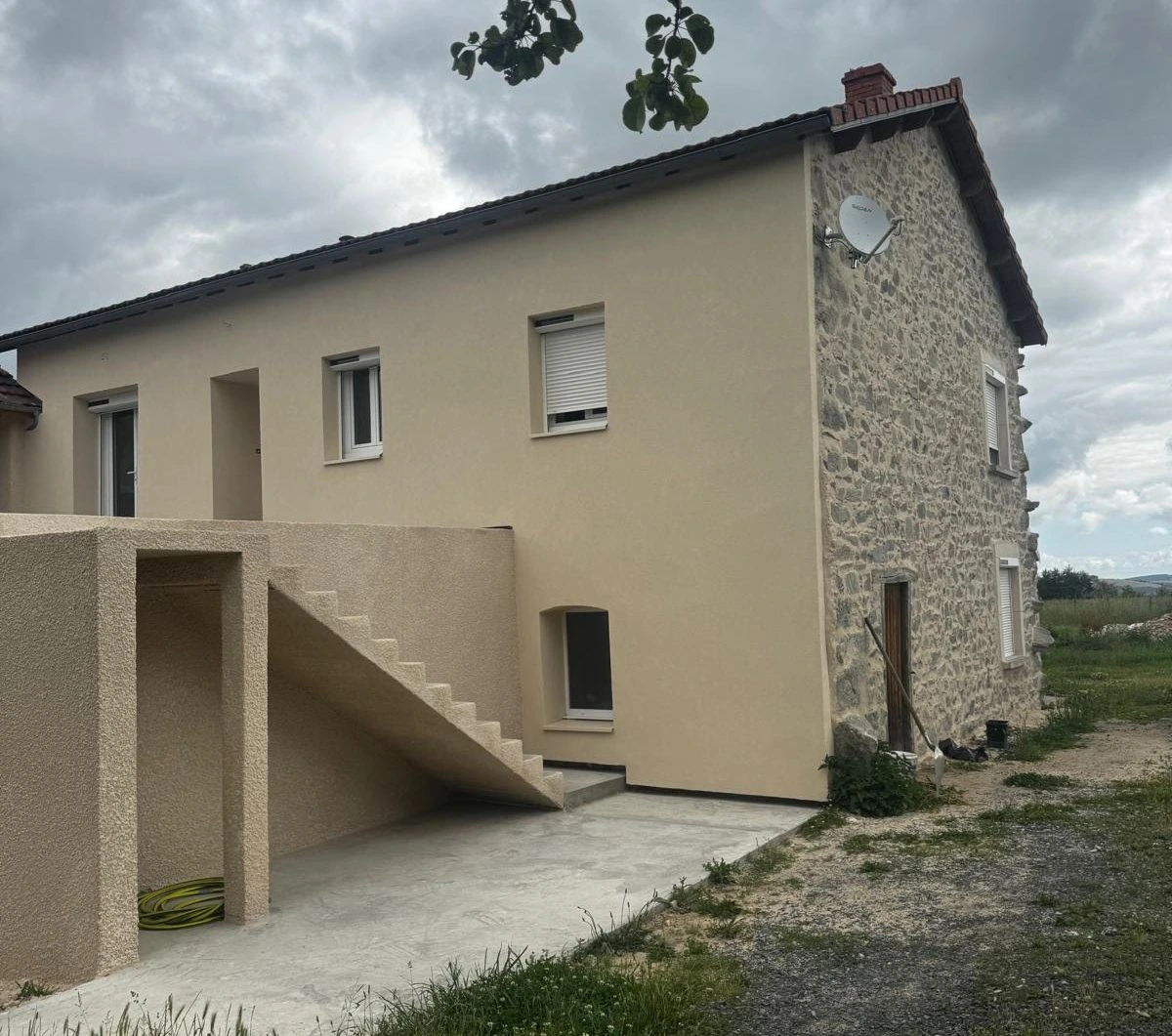 Façade enduite au crépi beige à la chaux hydraulique, vue de profil, Haute-Loire