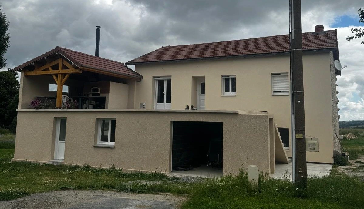 Maison entièrement enduite en crépi beige avec terrasse, Haute-Loire