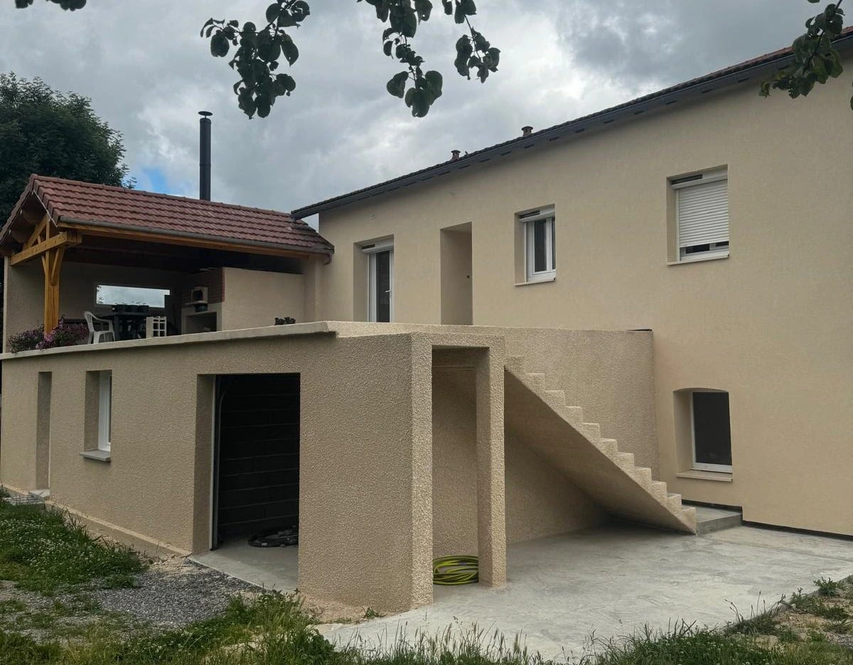 Façade crépi beige granuleux finition grattée, chantier SADECOFACADE Haute-Loire